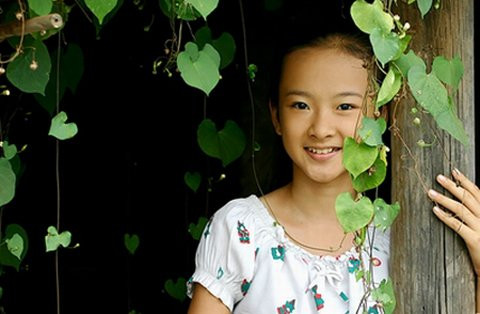 Đã xa thời giản dị, mộc mạc, ngây thơ ngày xưa, Angela Phương Trinh hiện tại thay đổi hoàn toàn bởi phong cách thời trang cũng cách trang điểm. Không ít lần khiến dư luận xôn xao khi cô khoác lên mình những trang phục rất đỗi phản cảm, thậm chí là lệch lạc so với tuổi tác. Đó là những trang phục xẻ cao, khoét sâu thấu trời, những bộ váy ren xuyên thấu... khoe thân hình đẫy đà, phổng phao mà nhiều đàn chị phải thua xa. Và cả những làn mi cong vút, những đôi môi đỏ mọng đang khiến cô nàng 'chín ép' và dừ hơn rất nhiều so với bạn bè cùng trang lứa. Đã xa thời giản dị, mộc mạc, ngây thơ ngày xưa, Angela Phương Trinh hiện tại thay đổi hoàn toàn bởi phong cách thời trang cũng cách trang điểm. Không ít lần khiến dư luận xôn xao khi cô khoác lên mình những trang phục rất đỗi phản cảm, thậm chí là lệch lạc so với tuổi tác. Đó là những trang phục xẻ cao, khoét sâu thấu trời, những bộ váy ren xuyên thấu... khoe thân hình đẫy đà, phổng phao mà nhiều đàn chị phải thua xa. Và cả những làn mi cong vút, những đôi môi đỏ mọng đang khiến cô nàng 'chín ép' và dừ hơn rất nhiều so với bạn bè cùng trang lứa.