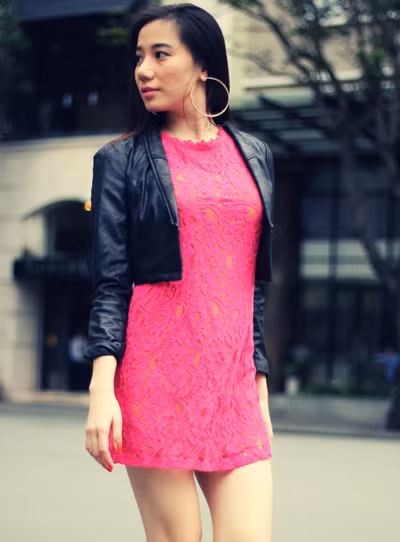 Và bạn có thể khoác ngoài 1 chiếc áo da để các tính và khỏe khoắn như Chung Thục Quyên.