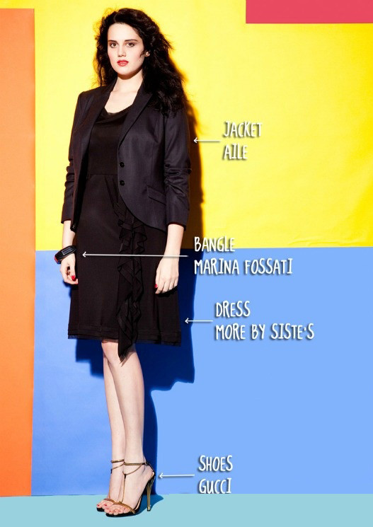 Chiếc váy đen có chi tiết bèo ở phần thân điệu đà, phối hợp thêm áo blazer, một cách mix đồ quá chuẩn cho ngày thu