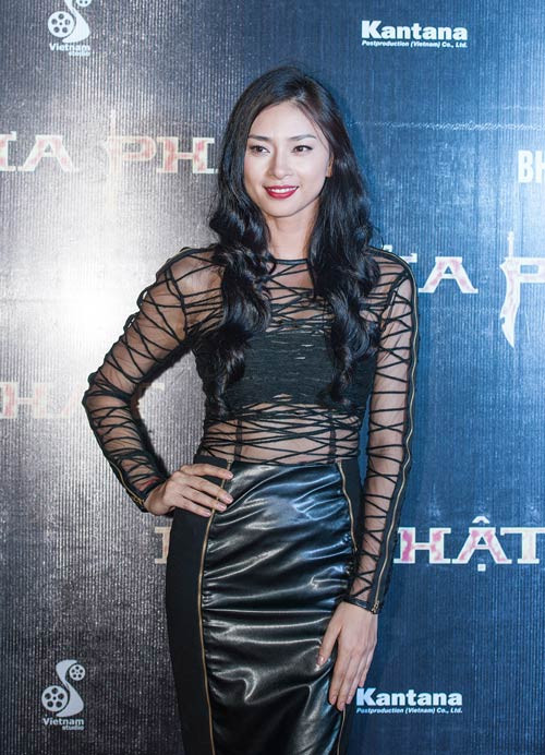 Ngô Thanh Vân thu hút mọi góc nhìn với khoảng hở sexy trên váy