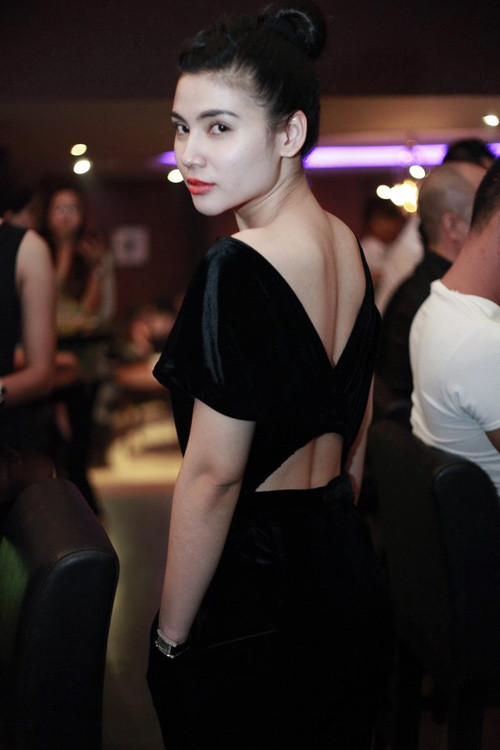 Diễn viên Quỳnh Hoa quyến rũ và sang trọng trong bộ đầm nhung hở lưng