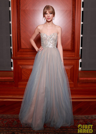 Cô ca sĩ tài năng trông như một nàng công chúa thực sự trong một mẫu thiết kế khác của Reem Acra tại Nashville Symphony Ball năm ngoái. Cô ca sĩ tài năng trông như một nàng công chúa thực sự trong một mẫu thiết kế khác của Reem Acra tại Nashville Symphony Ball năm ngoái.