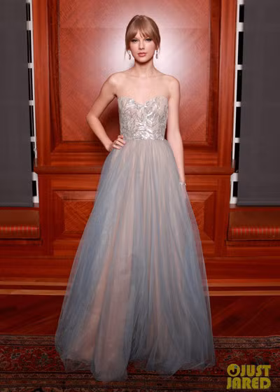 Cô ca sĩ tài năng trông như một nàng công chúa thực sự trong một mẫu thiết kế khác của Reem Acra tại Nashville Symphony Ball năm ngoái.