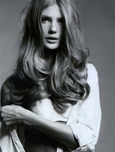 Tóc xoăn lọn nửa quyến rũ Những lọn xoăn sẽ trở nên lộng lẫy, sang trọng và xinh đẹp trên gương mặt tròn nếu bạn chịu khó ghi nhớ một vài qui tắc đơn giản sau. Hãy chọn kiểu xoăn lọn mềm mại thay vì những kiểu xoăn “hoang dã”, bạn hãy chọn kiểu xoăn lọn trôn ốc để rủ xõa tự nhiên thay vì rối lung tung. Những kiểu tóc xoăn “hoang dã” rối xù sẽ rất tốn công để bạn “thuần hóa”, làm chúng mềm mại và ôm lấy khuôn mặt. Tóc xoăn lọn nửa quyến rũ Những lọn xoăn sẽ trở nên lộng lẫy, sang trọng và xinh đẹp trên gương mặt tròn nếu bạn chịu khó ghi nhớ một vài qui tắc đơn giản sau. Hãy chọn kiểu xoăn lọn mềm mại thay vì những kiểu xoăn “hoang dã”, bạn hãy chọn kiểu xoăn lọn trôn ốc để rủ xõa tự nhiên thay vì rối lung tung. Những kiểu tóc xoăn “hoang dã” rối xù sẽ rất tốn công để bạn “thuần hóa”, làm chúng mềm mại và ôm lấy khuôn mặt.