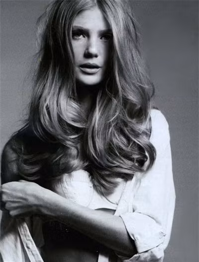 Tóc xoăn lọn nửa quyến rũ Những lọn xoăn sẽ trở nên lộng lẫy, sang trọng và xinh đẹp trên gương mặt tròn nếu bạn chịu khó ghi nhớ một vài qui tắc đơn giản sau. Hãy chọn kiểu xoăn lọn mềm mại thay vì những kiểu xoăn “hoang dã”, bạn hãy chọn kiểu xoăn lọn trôn ốc để rủ xõa tự nhiên thay vì rối lung tung. Những kiểu tóc xoăn “hoang dã” rối xù sẽ rất tốn công để bạn “thuần hóa”, làm chúng mềm mại và ôm lấy khuôn mặt. Tóc xoăn lọn nửa quyến rũ Những lọn xoăn sẽ trở nên lộng lẫy, sang trọng và xinh đẹp trên gương mặt tròn nếu bạn chịu khó ghi nhớ một vài qui tắc đơn giản sau. Hãy chọn kiểu xoăn lọn mềm mại thay vì những kiểu xoăn “hoang dã”, bạn hãy chọn kiểu xoăn lọn trôn ốc để rủ xõa tự nhiên thay vì rối lung tung. Những kiểu tóc xoăn “hoang dã” rối xù sẽ rất tốn công để bạn “thuần hóa”, làm chúng mềm mại và ôm lấy khuôn mặt.