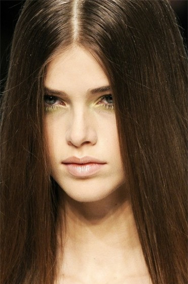 Tóc dài thẳng mượt Mái tóc dài thẳng mượt không chỉ cực kì thanh tú, sang trọng mà còn rất hợp với khuôn mặt tròn. Vì thế, bạn hãy thoải mái là thẳng tóc mỗi khi bạn muốn mình trở thành trung tâm của sự trầm trồ, ngưỡng mộ. Tóc thẳng tạo ra một hiệu ứng “tấm màn che”, giúp giấu đi những đường cong không mong muốn và giúp khuôn mặt trông dài hơn thay vì rộng ra. Tóc dài thẳng mượt Mái tóc dài thẳng mượt không chỉ cực kì thanh tú, sang trọng mà còn rất hợp với khuôn mặt tròn. Vì thế, bạn hãy thoải mái là thẳng tóc mỗi khi bạn muốn mình trở thành trung tâm của sự trầm trồ, ngưỡng mộ. Tóc thẳng tạo ra một hiệu ứng “tấm màn che”, giúp giấu đi những đường cong không mong muốn và giúp khuôn mặt trông dài hơn thay vì rộng ra.