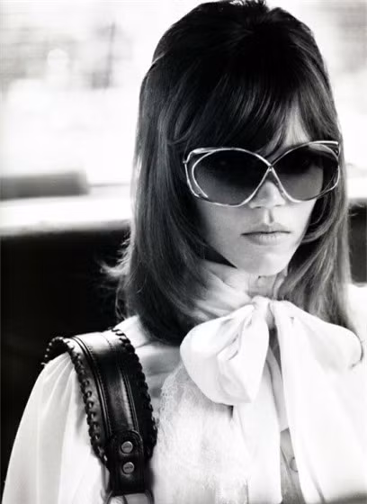 Tóc dài hoặc ngang vai Những kiểu tóc đẹp nhất cho nàng mặt tròn đều cần tới một mái tóc dài, hoặc ít nhất là dài tới ngang vai, vì sự thật là đây là những độ dài lí tưởng nhất cho dáng mặt này. Tóc bạn dài quá xương hàm khoảng 5,6 cm là đã quá ổn để bạn có được kiểu tóc hợp với khuôn mặt rồi. Tóc dài hoặc ngang vai Những kiểu tóc đẹp nhất cho nàng mặt tròn đều cần tới một mái tóc dài, hoặc ít nhất là dài tới ngang vai, vì sự thật là đây là những độ dài lí tưởng nhất cho dáng mặt này. Tóc bạn dài quá xương hàm khoảng 5,6 cm là đã quá ổn để bạn có được kiểu tóc hợp với khuôn mặt rồi.