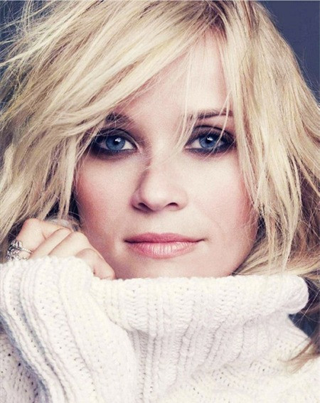 Tóc cắt mái xéo Tóc mái sẽ là bạn đồng hành thân thiết cho những bạn gái có khuôn mặt tròn. Dù không phải mọi kiểu mái đều sẽ hợp với bạn, nhưng kiểu mái xéo thì chắc chắn sẽ không làm bạn thất vọng. Bạn hãy yêu cầu thợ cắt tóc tạo cho bạn một kiểu mái dày, dài hơn ở hai bên gò má và ngắn hơn ở giữa trán. Với cách này, khuôn mặt bạn sẽ không bị "đè nén" hay trông bé đi một cách thiếu cân đối. Phần mái cũng hút sự chú ý của người đối diện vào đôi mắt của bạn thay vì nửa dưới tròn trịa của gương mặt. Tóc cắt mái xéo Tóc mái sẽ là bạn đồng hành thân thiết cho những bạn gái có khuôn mặt tròn. Dù không phải mọi kiểu mái đều sẽ hợp với bạn, nhưng kiểu mái xéo thì chắc chắn sẽ không làm bạn thất vọng. Bạn hãy yêu cầu thợ cắt tóc tạo cho bạn một kiểu mái dày, dài hơn ở hai bên gò má và ngắn hơn ở giữa trán. Với cách này, khuôn mặt bạn sẽ không bị "đè nén" hay trông bé đi một cách thiếu cân đối. Phần mái cũng hút sự chú ý của người đối diện vào đôi mắt của bạn thay vì nửa dưới tròn trịa của gương mặt.