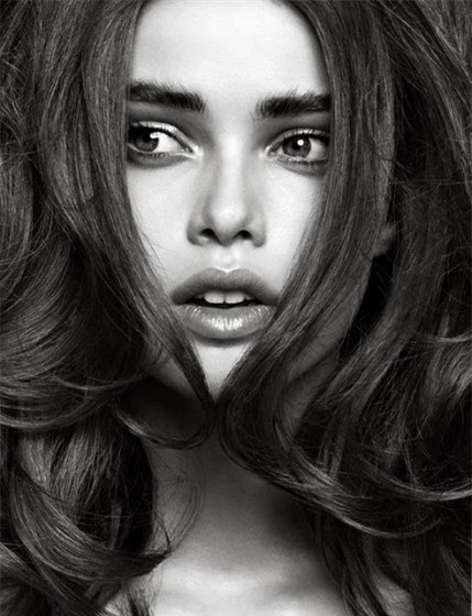 Tóc dài xoăn sóng tự nhiên Một trong những kiểu tóc đẹp nhất, tự nhiên nhất cho bạn gái có khuôn mặt tròn đó là kiểu tóc dài xoăn sóng nhẹ. Hầu hết các bạn gái thường mắc sai lầm khi để lớp tóc trên cùng ngắn gần bằng mái, với hi vọng rằng cách này sẽ giúp tạo sự cân bằng với độ tròn gương mặt, khiến tóc không bị ẹp xuống và tạo độ phồng như một “đống rơm khô”. Tuy nhiên, đây hoàn toàn là cách sai lầm. Cái bạn cần là kiểu tóc với lớp dài ít nhất ngang tai và những lọn xoăn lung tung tự nhiên giúp “ngụy trang” tài tình dáng vẻ tròn trịa của khuôn mặt. Tóc dài xoăn sóng tự nhiên Một trong những kiểu tóc đẹp nhất, tự nhiên nhất cho bạn gái có khuôn mặt tròn đó là kiểu tóc dài xoăn sóng nhẹ. Hầu hết các bạn gái thường mắc sai lầm khi để lớp tóc trên cùng ngắn gần bằng mái, với hi vọng rằng cách này sẽ giúp tạo sự cân bằng với độ tròn gương mặt, khiến tóc không bị ẹp xuống và tạo độ phồng như một “đống rơm khô”. Tuy nhiên, đây hoàn toàn là cách sai lầm. Cái bạn cần là kiểu tóc với lớp dài ít nhất ngang tai và những lọn xoăn lung tung tự nhiên giúp “ngụy trang” tài tình dáng vẻ tròn trịa của khuôn mặt.