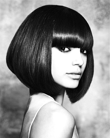 Tóc bob ngắn cá tính Tóc bob chắc chắn không thể vắng mặt trong danh sách những kiểu tóc đẹp nhất và thời thượng nhất cho nàng mặt tròn. Độ dài ngang cằm của kiểu tóc hút sự chú ý đến phần hàm và định hình cấu trúc xương mặt. Do vậy nó tạo ra sự kết hợp tuyệt vời giữa một bên là lớp cắt sắc cạnh cùng những lọn xoăn tròn mềm mại với một bên là đường viền gương mặt. Tóc bob ngắn cá tính Tóc bob chắc chắn không thể vắng mặt trong danh sách những kiểu tóc đẹp nhất và thời thượng nhất cho nàng mặt tròn. Độ dài ngang cằm của kiểu tóc hút sự chú ý đến phần hàm và định hình cấu trúc xương mặt. Do vậy nó tạo ra sự kết hợp tuyệt vời giữa một bên là lớp cắt sắc cạnh cùng những lọn xoăn tròn mềm mại với một bên là đường viền gương mặt.