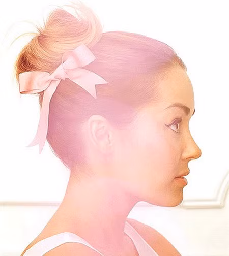Tóc búi kiểu ba-lê Không phải kiểu tóc búi hay cột đuôi ngựa nào cũng sẽ hợp với nàng mặt tròn. Ví dụ như kiểu tóc búi cổ điển hay cột đuôi ngựa cổ điển sẽ chỉ càng nhấn mạnh thêm vẻ tròn trịa của gương mặt, khiến bạn chẳng khác gì cây kẹo mút cả. Tuy nhiên, một chút tinh tế biến tấu cho hai kiểu này sẽ giúp bạn đáng yêu hơn nhiều. Bạn hãy cột tóc thật cao, càng cao càng tốt. Như vậy là bạn đã có ngay kiểu tóc cột đuôi ngựa “cây cọ” hoàn hảo, tuy nhiên nếu bạn muốn kiểu tóc thanh tú hơn, đơn giản hãy búi phần tóc đó lại và cố định với ít kẹo xịt giữ nếp là xong. Những kiểu tóc búi nhí nhảnh, đầy nghệ sĩ thế này sẽ giúp khuôn mặt trông dài hơn và thon gọn hơn.