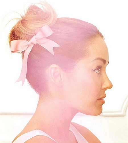 Tóc búi kiểu ba-lê Không phải kiểu tóc búi hay cột đuôi ngựa nào cũng sẽ hợp với nàng mặt tròn. Ví dụ như kiểu tóc búi cổ điển hay cột đuôi ngựa cổ điển sẽ chỉ càng nhấn mạnh thêm vẻ tròn trịa của gương mặt, khiến bạn chẳng khác gì cây kẹo mút cả. Tuy nhiên, một chút tinh tế biến tấu cho hai kiểu này sẽ giúp bạn đáng yêu hơn nhiều. Bạn hãy cột tóc thật cao, càng cao càng tốt. Như vậy là bạn đã có ngay kiểu tóc cột đuôi ngựa “cây cọ” hoàn hảo, tuy nhiên nếu bạn muốn kiểu tóc thanh tú hơn, đơn giản hãy búi phần tóc đó lại và cố định với ít kẹo xịt giữ nếp là xong. Những kiểu tóc búi nhí nhảnh, đầy nghệ sĩ thế này sẽ giúp khuôn mặt trông dài hơn và thon gọn hơn. Tóc búi kiểu ba-lê Không phải kiểu tóc búi hay cột đuôi ngựa nào cũng sẽ hợp với nàng mặt tròn. Ví dụ như kiểu tóc búi cổ điển hay cột đuôi ngựa cổ điển sẽ chỉ càng nhấn mạnh thêm vẻ tròn trịa của gương mặt, khiến bạn chẳng khác gì cây kẹo mút cả. Tuy nhiên, một chút tinh tế biến tấu cho hai kiểu này sẽ giúp bạn đáng yêu hơn nhiều. Bạn hãy cột tóc thật cao, càng cao càng tốt. Như vậy là bạn đã có ngay kiểu tóc cột đuôi ngựa “cây cọ” hoàn hảo, tuy nhiên nếu bạn muốn kiểu tóc thanh tú hơn, đơn giản hãy búi phần tóc đó lại và cố định với ít kẹo xịt giữ nếp là xong. Những kiểu tóc búi nhí nhảnh, đầy nghệ sĩ thế này sẽ giúp khuôn mặt trông dài hơn và thon gọn hơn.