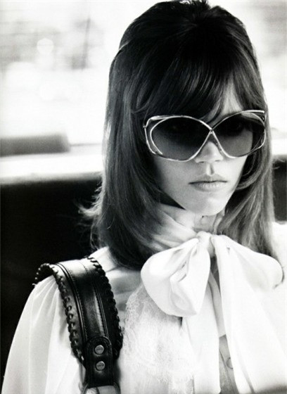 Tóc dài hoặc ngang vai Những kiểu tóc đẹp nhất cho nàng mặt tròn đều cần tới một mái tóc dài, hoặc ít nhất là dài tới ngang vai, vì sự thật là đây là những độ dài lí tưởng nhất cho dáng mặt này. Tóc bạn dài quá xương hàm khoảng 5,6 cm là đã quá ổn để bạn có được kiểu tóc hợp với khuôn mặt rồi. Tóc dài hoặc ngang vai Những kiểu tóc đẹp nhất cho nàng mặt tròn đều cần tới một mái tóc dài, hoặc ít nhất là dài tới ngang vai, vì sự thật là đây là những độ dài lí tưởng nhất cho dáng mặt này. Tóc bạn dài quá xương hàm khoảng 5,6 cm là đã quá ổn để bạn có được kiểu tóc hợp với khuôn mặt rồi.