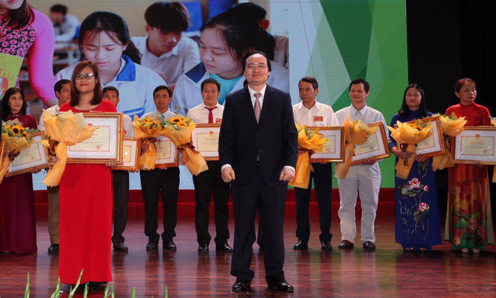 Cô Hà Ánh Phượng Nhận bằng khen của Bộ Giáo dục và Đào tạo. (Ảnh: Nhân vật cung cấp) Cô Hà Ánh Phượng Nhận bằng khen của Bộ Giáo dục và Đào tạo. (Ảnh: Nhân vật cung cấp)