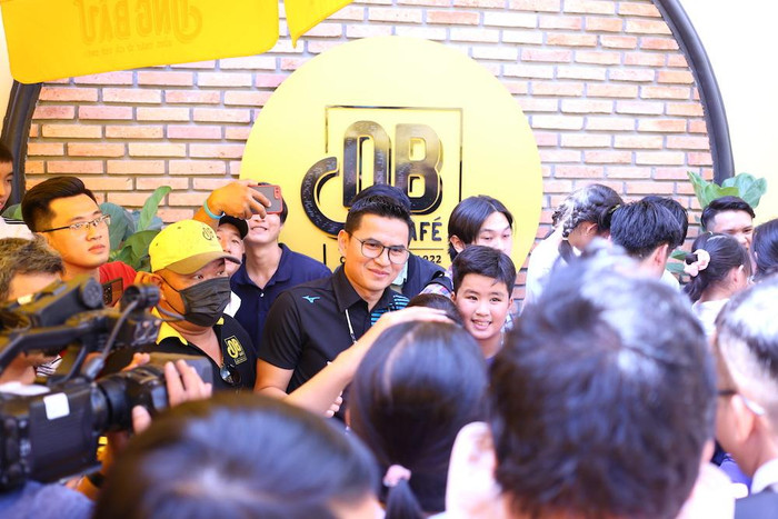 Đông đảo người hâm mộ vây quanh tân thuyền trưởng của Câu lạc bộ Hoàng Anh Gia Lai.