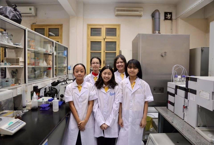 Đội dự thi ITEX 2020 trường Trung học cơ sở Nguyễn Trường Tộ: (từ trái sang phải) Hàng trước: Trần Khánh Linh (Lớp 7A10), Ngô Minh Hạnh (Lớp 7A10), Hoàng Gia Linh (Lớp 6A0-1). Hàng sau: Nguyễn Phương Mai (Lớp 7A10), Trần Quỳnh Trang (Lớp 6A0-2). Ảnh: Trường Trung học cơ sở Nguyễn Trường Tộ (Đống Đa, Hà Nội) Đội dự thi ITEX 2020 trường Trung học cơ sở Nguyễn Trường Tộ: (từ trái sang phải) Hàng trước: Trần Khánh Linh (Lớp 7A10), Ngô Minh Hạnh (Lớp 7A10), Hoàng Gia Linh (Lớp 6A0-1). Hàng sau: Nguyễn Phương Mai (Lớp 7A10), Trần Quỳnh Trang (Lớp 6A0-2). Ảnh: Trường Trung học cơ sở Nguyễn Trường Tộ (Đống Đa, Hà Nội)