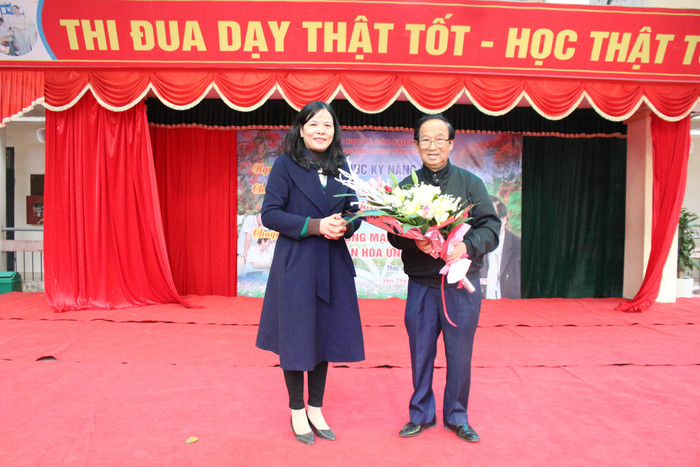 Cô Hoàng Thị Hạnh – Hiệu trưởng Trường Trung học phổ thông Yên Thế cảm ơn Tạp chí điện tử Giáo dục Việt Nam và Giáo sư Nguyễn Lân Dũng (ảnh: Trung Dũng)