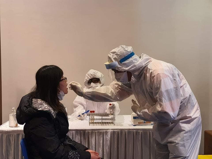 Diễn tập lấy mẫu xét nghiệm COVID-19 với đại biểu có thân nhiệt cao. Ảnh:T.Minh Diễn tập lấy mẫu xét nghiệm COVID-19 với đại biểu có thân nhiệt cao. Ảnh:T.Minh