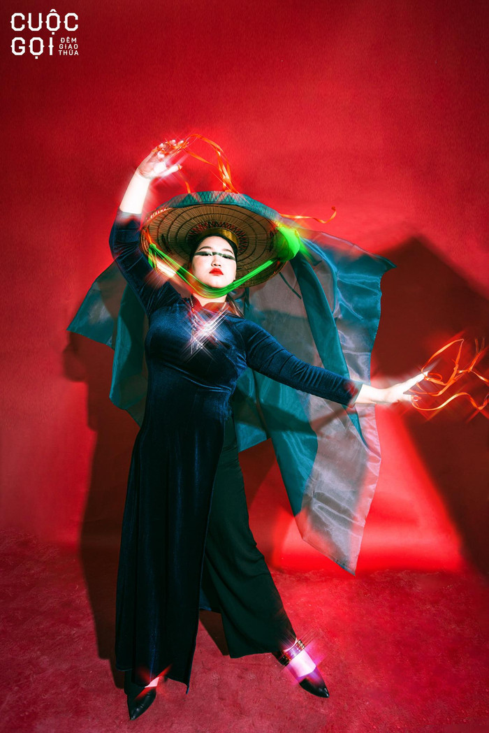 Nải chuối xanh với những quả cong cong như bàn tay đang vươn ra hứng lấy tinh hoa đất trời để bao bọc, chở che cho nhau.