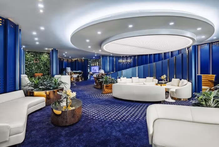 SHB First Club gây ấn tượng mạnh với không gian tổng hòa của sự sang trọng thời thượng với President Suite, phòng hút Cigar riêng tư, khu massage giữa vườn cây, khu làm việc biệt lập, tầm nhìn ra đường băng…