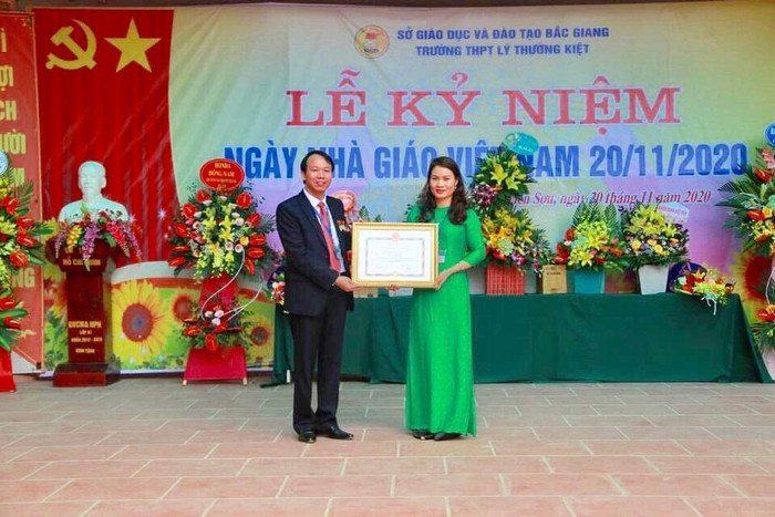 Cô Phan Thị Hiến (bên phải) thường xuyên tham gia các cuộc thi khác và đạt nhiều thành tích. (Ảnh: Nhân vật cung cấp) Cô Phan Thị Hiến (bên phải) thường xuyên tham gia các cuộc thi khác và đạt nhiều thành tích. (Ảnh: Nhân vật cung cấp)