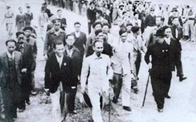 Chủ tịch Hồ Chí Minh và các vị được giới thiệu ứng cử Đại biểu Quốc hội khóa đầu tiên tại Hà Nội ngày 05/01/1946. Ảnh tư liệu