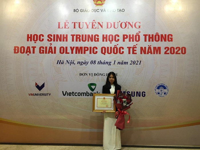 Ngày 8/1/2021, em Nguyễn Thị Thu Nga đã được vinh danh tại Lễ tuyên dương học sinh Trung học phổ thông đoạt giải Olympic quốc tế năm 2020. Cũng trong buổi lễ ngày hôm đó, em còn được Thủ tướng Chính phủ Nguyễn Xuân Phúc tặng bằng khen. (Ảnh: Đình Hùng) Ngày 8/1/2021, em Nguyễn Thị Thu Nga đã được vinh danh tại Lễ tuyên dương học sinh Trung học phổ thông đoạt giải Olympic quốc tế năm 2020. Cũng trong buổi lễ ngày hôm đó, em còn được Thủ tướng Chính phủ Nguyễn Xuân Phúc tặng bằng khen. (Ảnh: Đình Hùng)