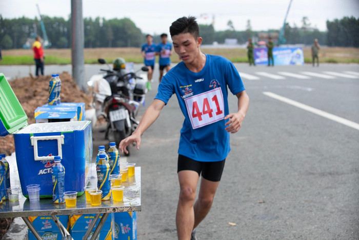 Ban tổ chức bố trí các tạm tiếp nước dọc đường chạy cho vận động viên Ban tổ chức bố trí các tạm tiếp nước dọc đường chạy cho vận động viên