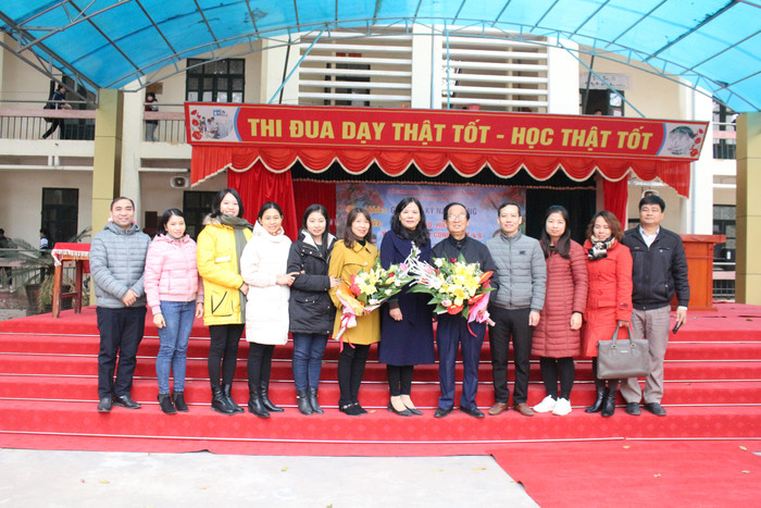 Ban Giám hiệu Trường Trung học phổ thông Yên Thế chụp ảnh lưu niệm cùng Giáo sư Nguyễn Lân Dũng (ảnh: Trung Dũng)