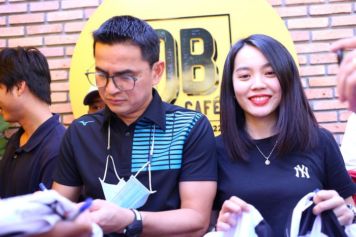 Kiatisuk ký tặng người hâm mộ