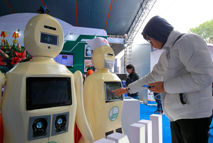 Một vị khách tham quan gian hàng tại Triển lãm quốc tế đổi mới sáng tạo Việt Nam 2021, diễn ra trong hai ngày 9-10/1 tại Khu công nghệ cao Hòa Lạc, Hà Nội. (Ảnh: MPI) Một vị khách tham quan gian hàng tại Triển lãm quốc tế đổi mới sáng tạo Việt Nam 2021, diễn ra trong hai ngày 9-10/1 tại Khu công nghệ cao Hòa Lạc, Hà Nội. (Ảnh: MPI)