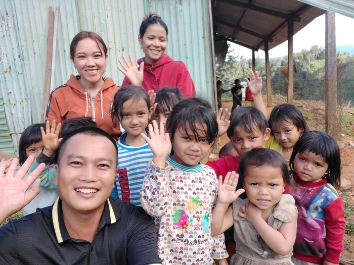 Cô Teo nói với học sinh của mình: “Trường đã bay mất, nhưng cô vẫn ở đây, chúng ta sẽ cùng nhau xây lại trường mới”. (Ảnh P.Đ.Q)