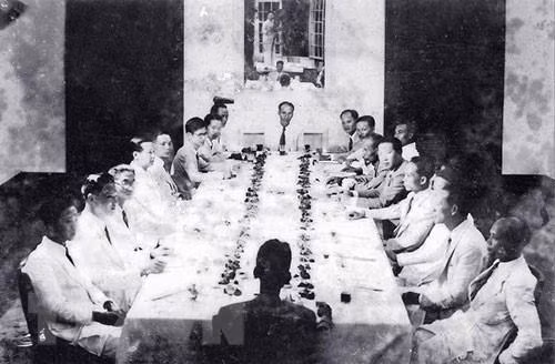 Ngày 3/9/1945, Chính phủ lâm thời đã họp phiên đầu tiên, đặt ra những vấn đề cấp bách, trong đó quyết tâm chiến đấu với 'giặc đói,' 'giặc dốt,' nhanh chóng tiến hành cuộc Tổng tuyển cử với chế độ phổ thông đầu phiếu để từ đó soạn thảo một bản Hiến pháp cho nước Việt Nam Dân chủ Cộng hòa mới ra đời. (Ảnh: TTXVN)