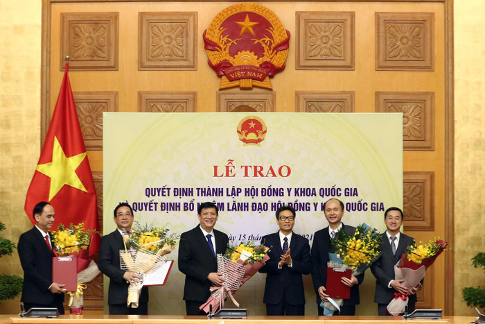 Phó Thủ tướng Vũ Đức Đam trao quyết định cho lãnh đạo Hội đồng Y khoa quốc gia, chiều 15/1. Ảnh: VGP/Đình Nam Phó Thủ tướng Vũ Đức Đam trao quyết định cho lãnh đạo Hội đồng Y khoa quốc gia, chiều 15/1. Ảnh: VGP/Đình Nam
