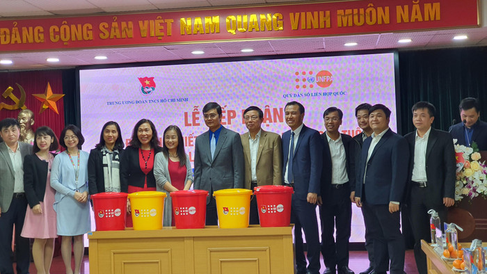 Bộ đồ dùng cho người cao tuổi là nữ giới sẽ được đặt trong xô màu đỏ, còn của người cao tuổi là nam giới sẽ là xô màu vàng. (Ảnh T.H) Bộ đồ dùng cho người cao tuổi là nữ giới sẽ được đặt trong xô màu đỏ, còn của người cao tuổi là nam giới sẽ là xô màu vàng. (Ảnh T.H)