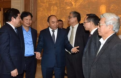 Thủ tướng trao đổi với các đại biểu bên lề cuộc họp. (Ảnh: VGP/Quang Hiếu) Thủ tướng trao đổi với các đại biểu bên lề cuộc họp. (Ảnh: VGP/Quang Hiếu)