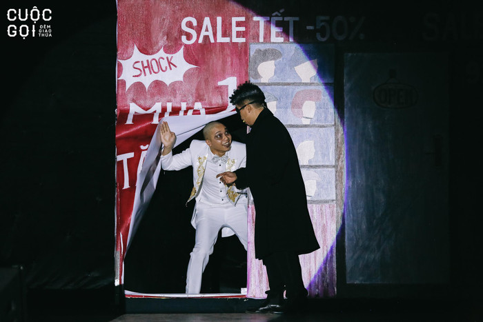 Vở kịch “Cuộc Gọi Đêm Giao Thừa” với nội dung vô cùng mới mẻ, độc đáo đã thu hút nhiều sự chú ý của khán giả. Vở kịch “Cuộc Gọi Đêm Giao Thừa” với nội dung vô cùng mới mẻ, độc đáo đã thu hút nhiều sự chú ý của khán giả.