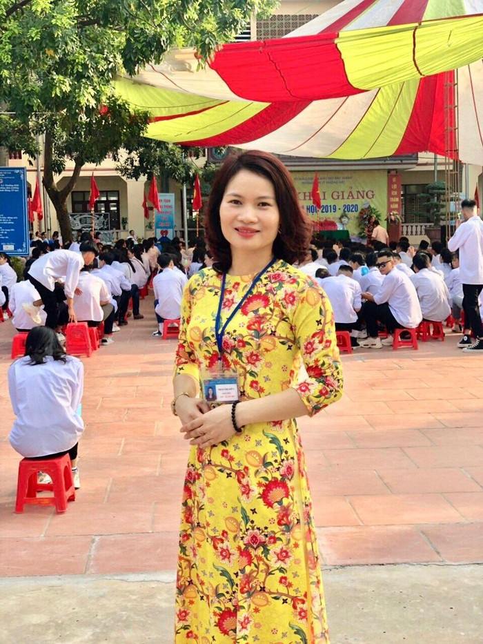 Cô giáo Phan Thị Hiến với giáo án dạy Sử “không giống ai”. (Ảnh: Nhân vật cung cấp) Cô giáo Phan Thị Hiến với giáo án dạy Sử “không giống ai”. (Ảnh: Nhân vật cung cấp)