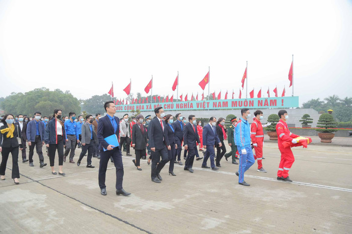 Hành trình Mùa Xuân từ những giếng dầu đưa lá cờ Tổ quốc đến với Quảng trường Ba Đình lịch sử Hành trình Mùa Xuân từ những giếng dầu đưa lá cờ Tổ quốc đến với Quảng trường Ba Đình lịch sử