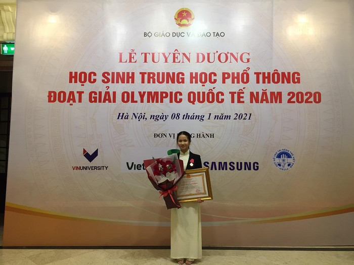 Em Đàm Thị Minh Trang đã vinh dự được Thủ tướng Chính phủ Nguyễn Xuân Phúc trao tặng Huân chương Lao động hạng Nhì tại Lễ Tuyên dương học sinh trung học phổ thông đoạt giải Olympic quốc tế năm 2020. (Ảnh: Đình Hùng) Em Đàm Thị Minh Trang đã vinh dự được Thủ tướng Chính phủ Nguyễn Xuân Phúc trao tặng Huân chương Lao động hạng Nhì tại Lễ Tuyên dương học sinh trung học phổ thông đoạt giải Olympic quốc tế năm 2020. (Ảnh: Đình Hùng)