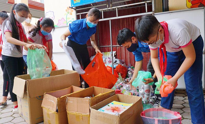 Phong trào Kế hoạch nhỏ thường chỉ thu hiện vật như giấy loại, lon. (Ảnh minh hoạ: Daithainguyen.vn) Phong trào Kế hoạch nhỏ thường chỉ thu hiện vật như giấy loại, lon. (Ảnh minh hoạ: Daithainguyen.vn)