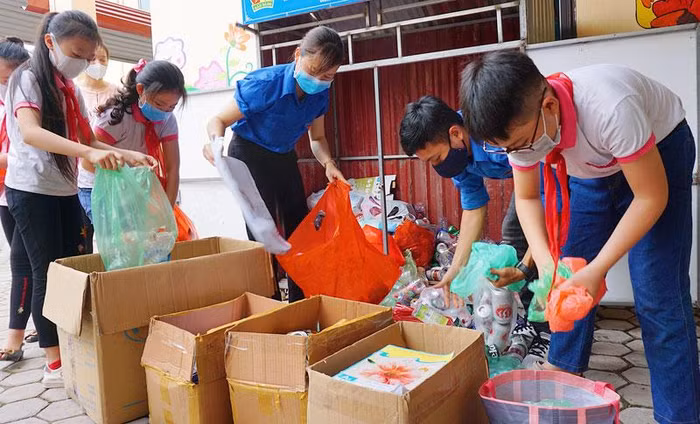 Phong trào Kế hoạch nhỏ thường chỉ thu hiện vật như giấy loại, lon. (Ảnh minh hoạ: Daithainguyen.vn)
