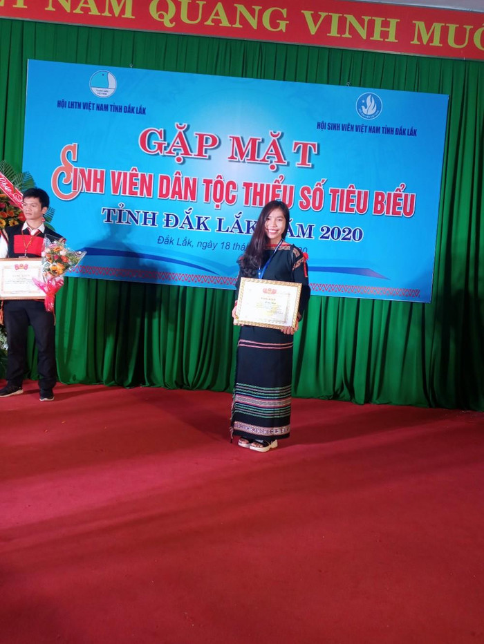 Tuy có hoàn cảnh vô cùng khó khăn nhưng H Lic ÊBan luôn cố gắng học tập thật tốt và rèn luyện bản thân theo tấm gương đạo đức của Chủ tịch Hồ Chí Minh. (Ảnh: Nhân vật cung cấp)