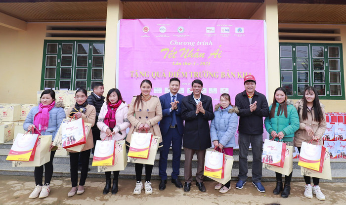 Đại diện lãnh đạo Vietjet tặng quà các gia đình có hoàn cảnh khó khăn tại Lào Cai Đại diện lãnh đạo Vietjet tặng quà các gia đình có hoàn cảnh khó khăn tại Lào Cai
