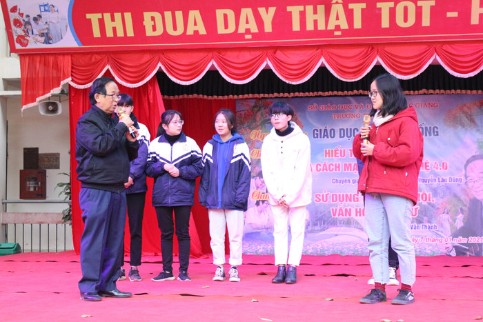 Giáo sư Nguyễn Lân Dũng Khuyên học sinh nên chăm lo học hành để báo hiếu cho mẹ cha (ảnh: Trung Dũng)