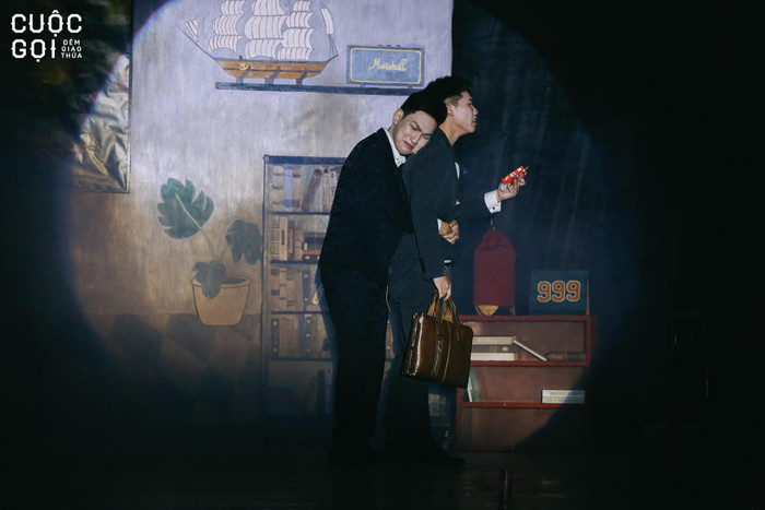 Khán giả đi từ thú vị này sang bất ngờ khác khi xem vở kịch “Cuộc Gọi Đêm Giao Thừa”. Khán giả đi từ thú vị này sang bất ngờ khác khi xem vở kịch “Cuộc Gọi Đêm Giao Thừa”.