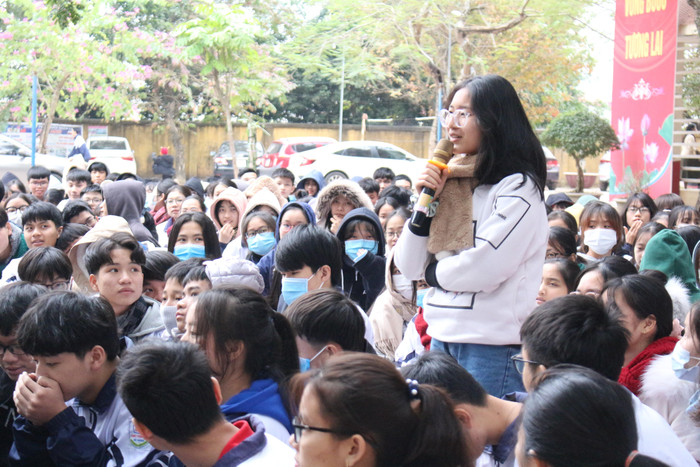 Học sinh hỏi giáo sư Nguyễn Lân Dũng: Làm gì để trở thành người tự do (ảnh: Trung Dũng)