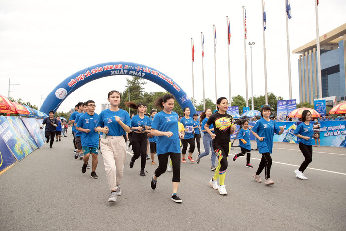 Đội hình cán bộ nhân viên Tập đoàn Tân Hiệp Phát trên đường chạy. Đội hình cán bộ nhân viên Tập đoàn Tân Hiệp Phát trên đường chạy.