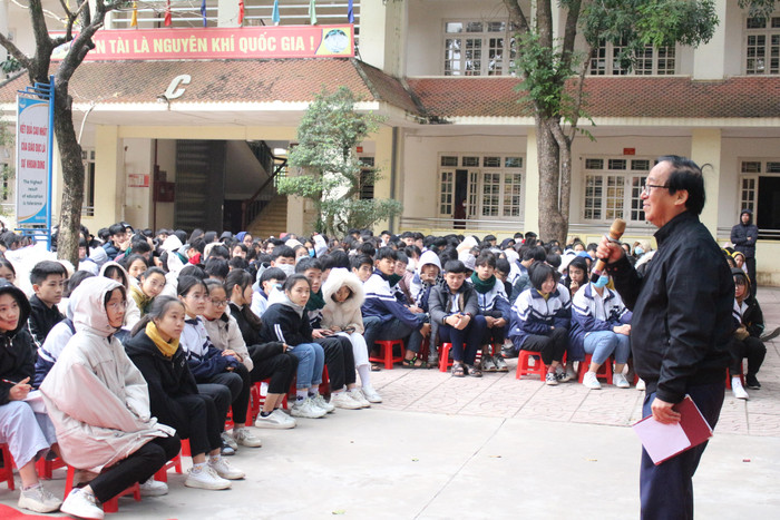 Cả sân trường như nín lặng khi nghe Giáo sư Nguyễn Lân Dũng kể về lòng hiếu thảo (ảnh: Trung Dũng)