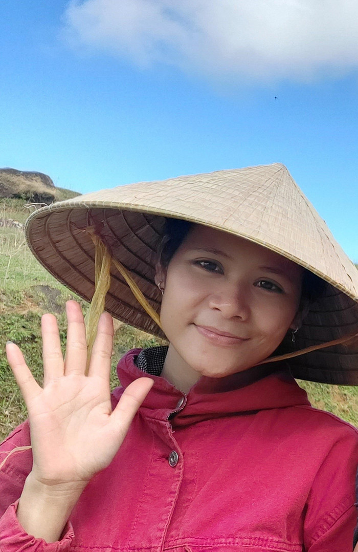 Cô Teo nói với học sinh của mình: “Trường đã bay mất, nhưng cô vẫn ở đây, chúng ta sẽ cùng nhau xây lại trường mới”. (Ảnh P.Đ.Q)